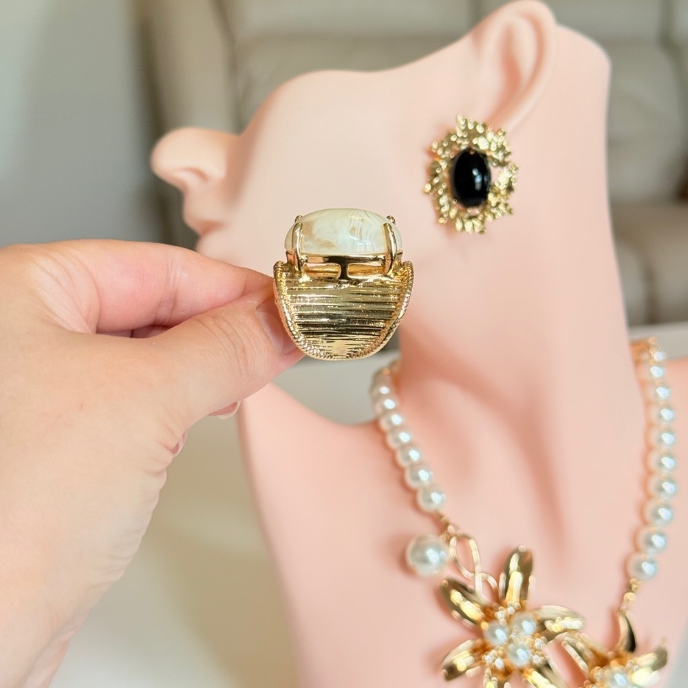 Gold-Plated White Cameo Statement Ring - Picture 8 of 10